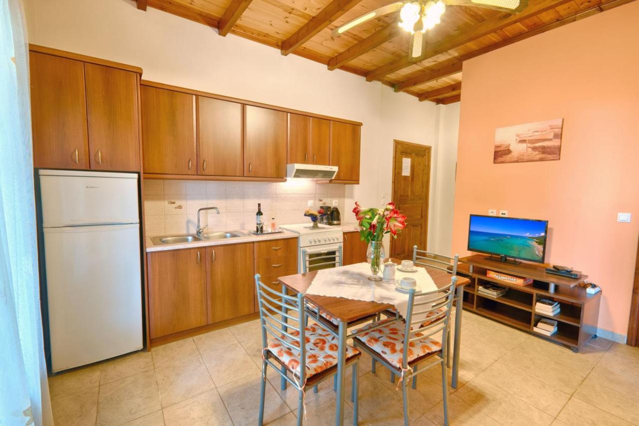 Christinas Apartments Ágios Matthaíos المظهر الخارجي الصورة